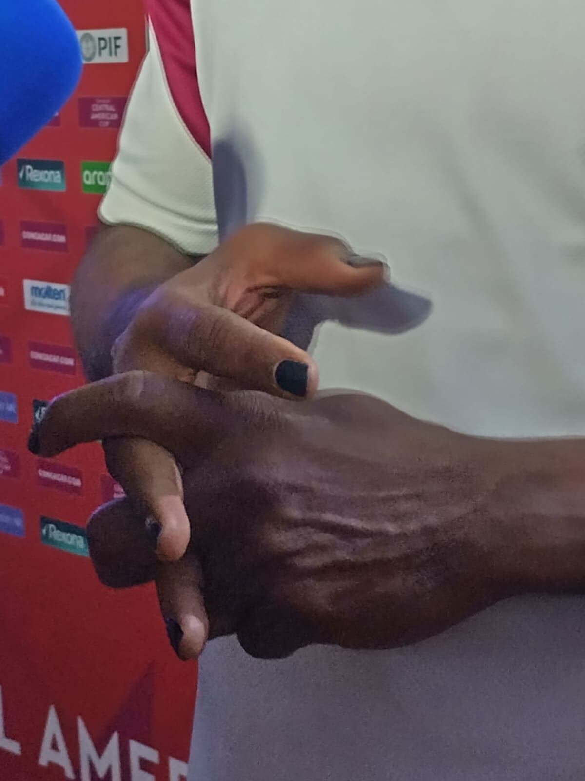 El defensor del Saprissa Kendall Waston luce con orgullo las uñas de sus manos pintadas. Yenci Aguilar.