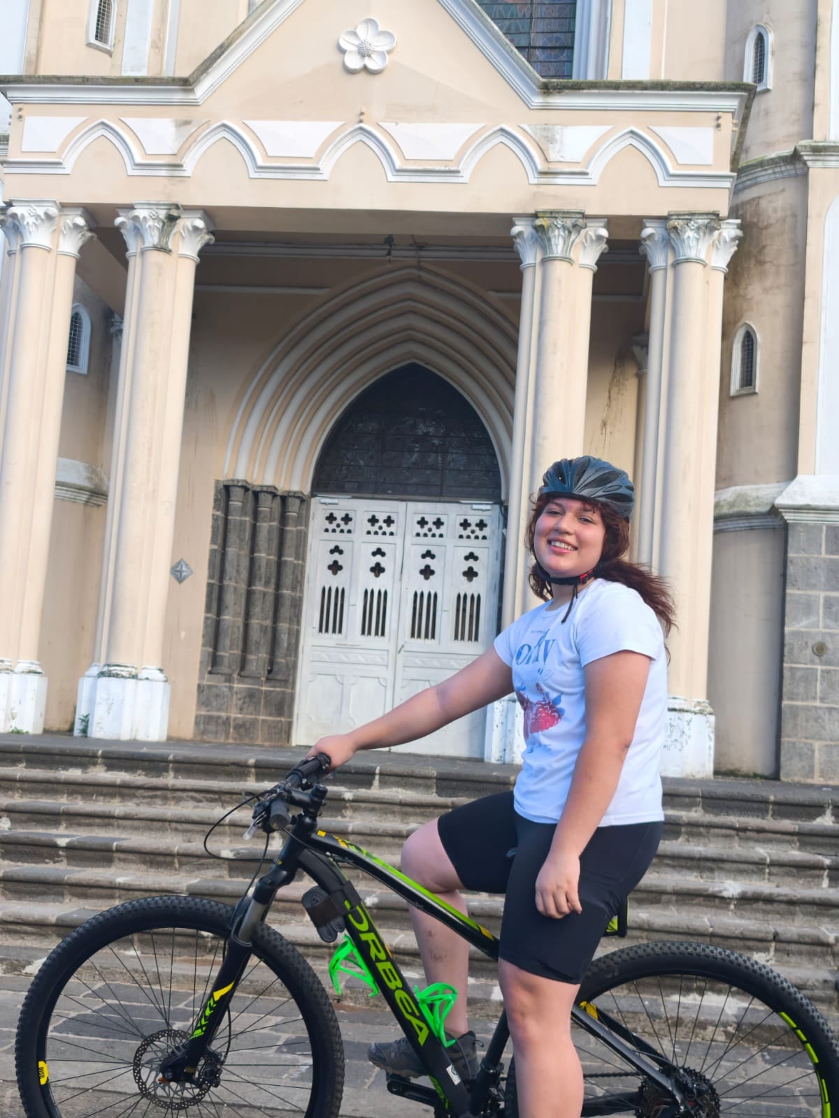 Tamara González Villalobos, una herediana de pura cepa, vecina de Heredia centro, de apenas 14 años, que levantó pesas como gigante y abrazó llena de amor a su bisabuelita, con las medallas en la mano.