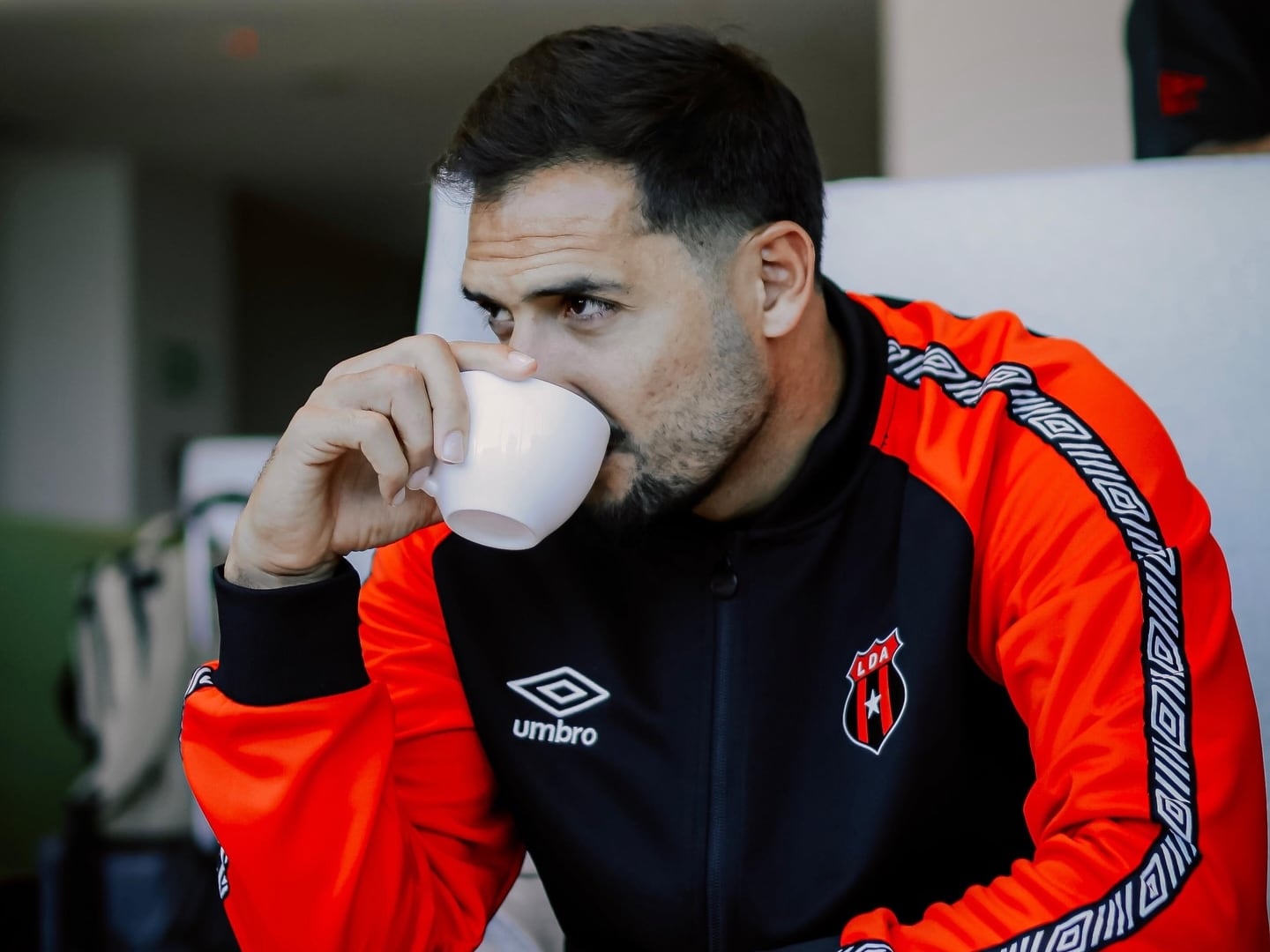 Celso Borges disfrutó de un café en las salas de espera del aeropuerto Juan Santamaría.