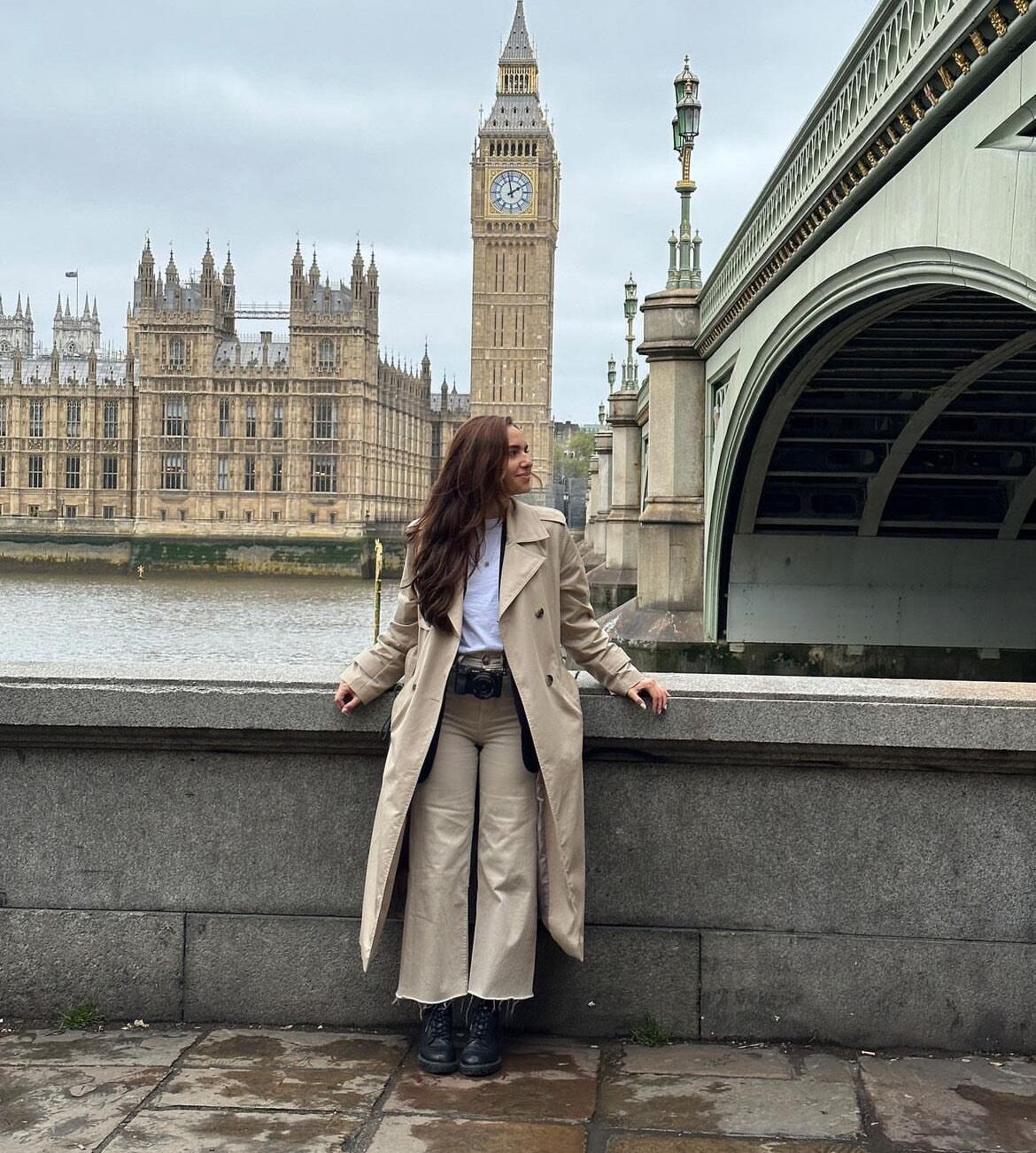 Brenda Alfaro es periodista y logró tener su propio programa llamado Ticos por el mundo. Además le encanta dar noticias internacionales.