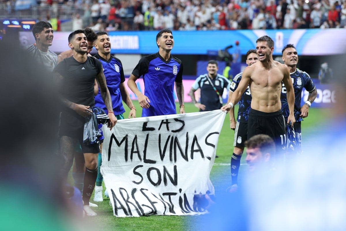 Los jugadores de Argentina: Giovanni Lo Celso (izq.) y el Cuti Romero (der.) sostuvieron una manta con la leyenda: 'las malvinas son argentinas', esto en la celebración del gane contra Inglaterra 2 a 1 por la semifinal del Mundial 2026.