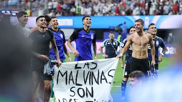 Reino Unido pide a FIFA que abra investigación sobre pancarta de Malvinas en Argentina-Inglaterra