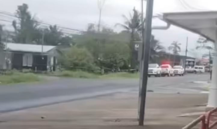 Hallan a joven de 29 años sin vida dentro de cuneta en Matina. Foto Facebook.