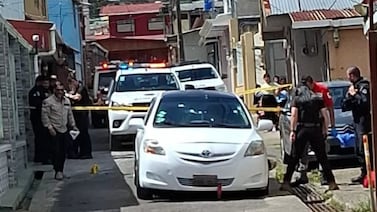 Conductor es ejecutado dentro de su carro a plena luz del día en Cartago