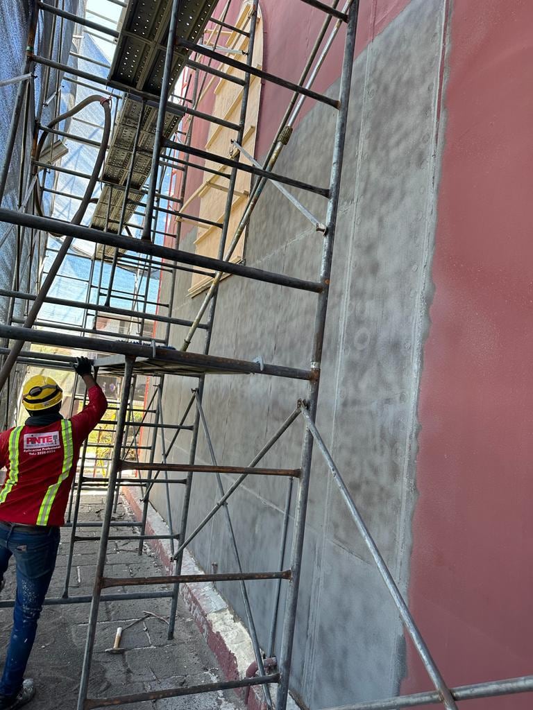 Famosa iglesia roja de Grecia con nueva cara gracias a un trabajo completo de pintura por dentro y por fuera, durante los últimos meses.