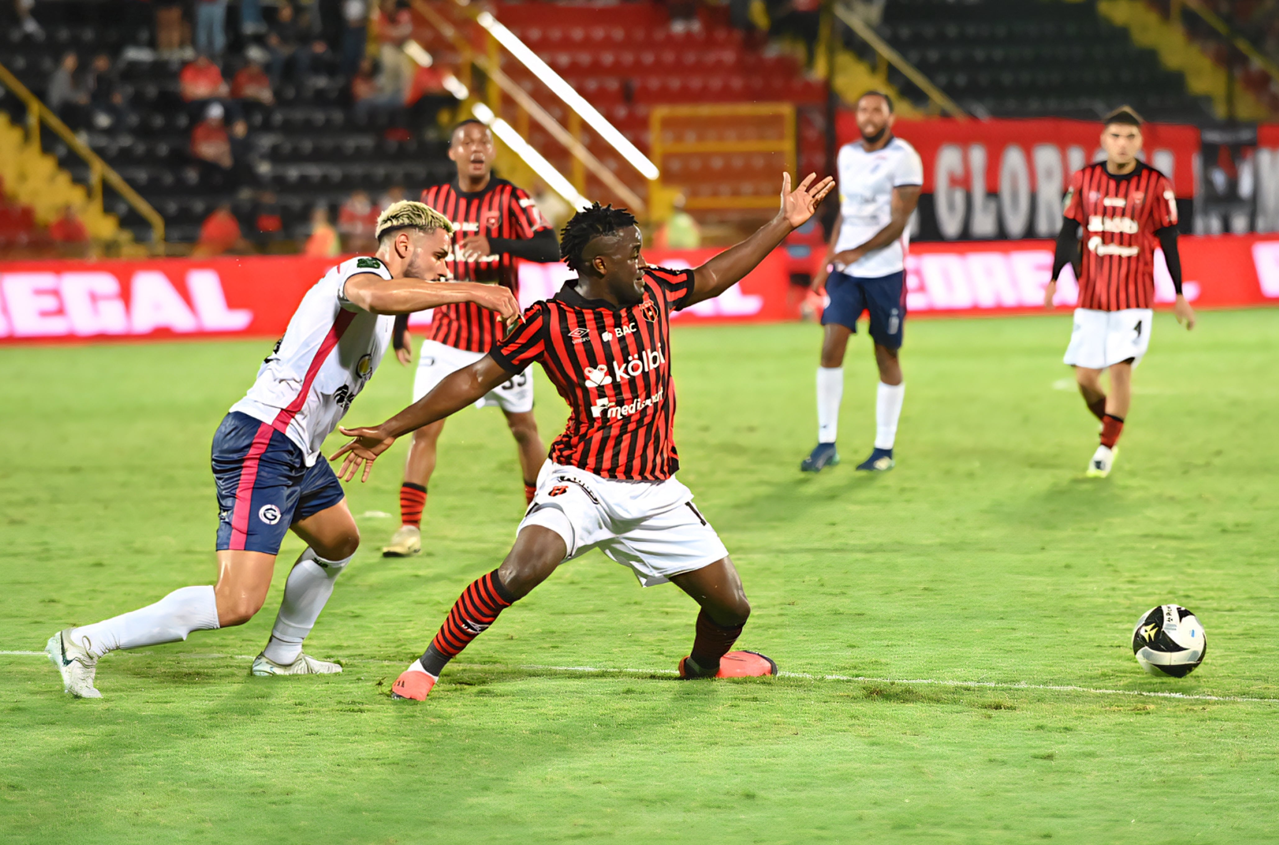 03 de agosto del 2025. Estadio Alejandro Morera Soto. 18:00 hrs. Jornada 2 del Torneo de Apertura 2025 del Campeonato Nacional de fútbol de Primera División. La Liga Deportiva Alajuelense (LDA) enfrenta como local al Guadalupe F.C. En la foto: Ambiente previo al juego, directores técnicos Oscar Ramírez y Fernando Palomeque, acciones del juego. Foto: Albert Marín.