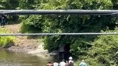 Rescatistas y vecinos logran recuperar cuerpo de Chucho, el joven futbolista atacado por cocodrilo