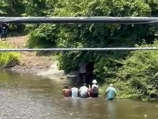 Vecinos y rescatistas participaron en la recuperación del cuerpo de Chucho.