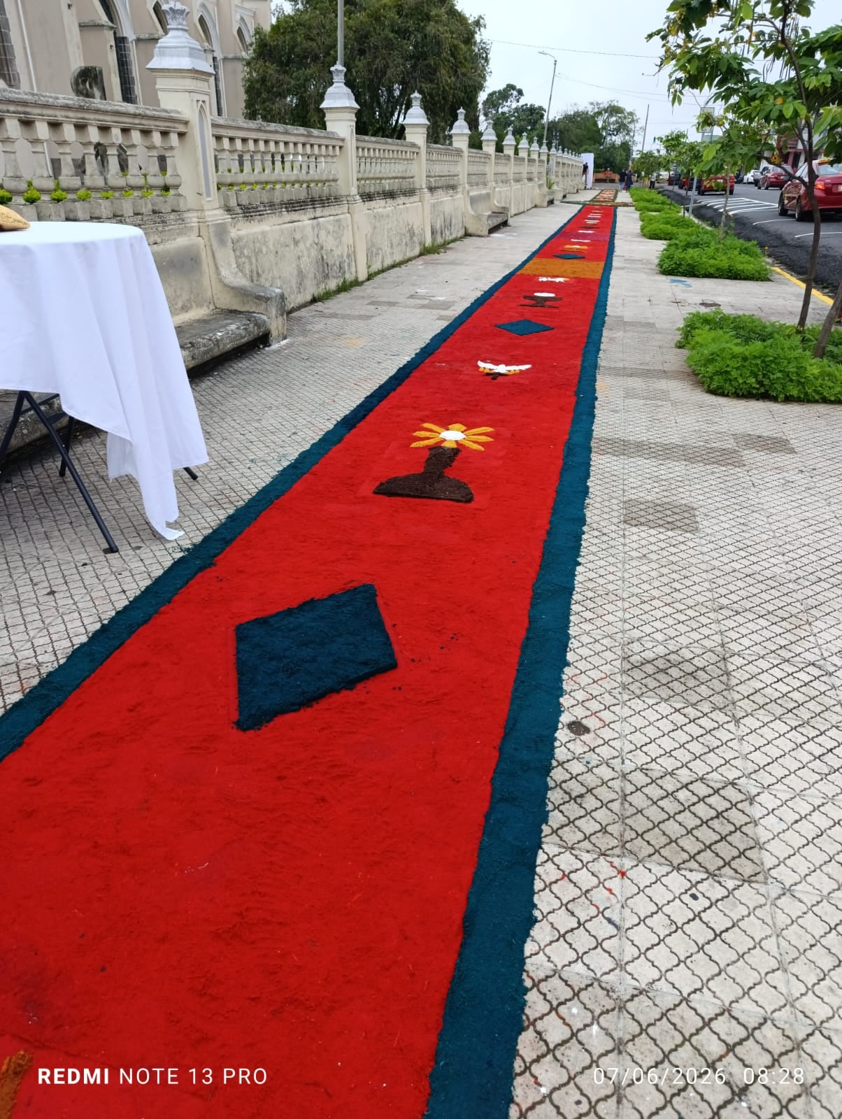 La celebración de Corpus Christi, desde la madrugada del domingo 7 de junio decenas de vecinos trabajaban contra reloj para convertir las calles alrededor del templo de San Rafael Arcángel de Heredia en una verdadera alfombra de fe, color y tradición. Mauricio Campos fue uno de ellos.