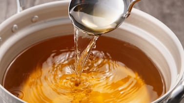 ¿Por qué cada vez más personas colocan un vaso con vinagre debajo de la cama?