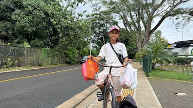 La dura realidad de una madre que trabaja reciclando: “Si mi bicicleta se daña, no como”