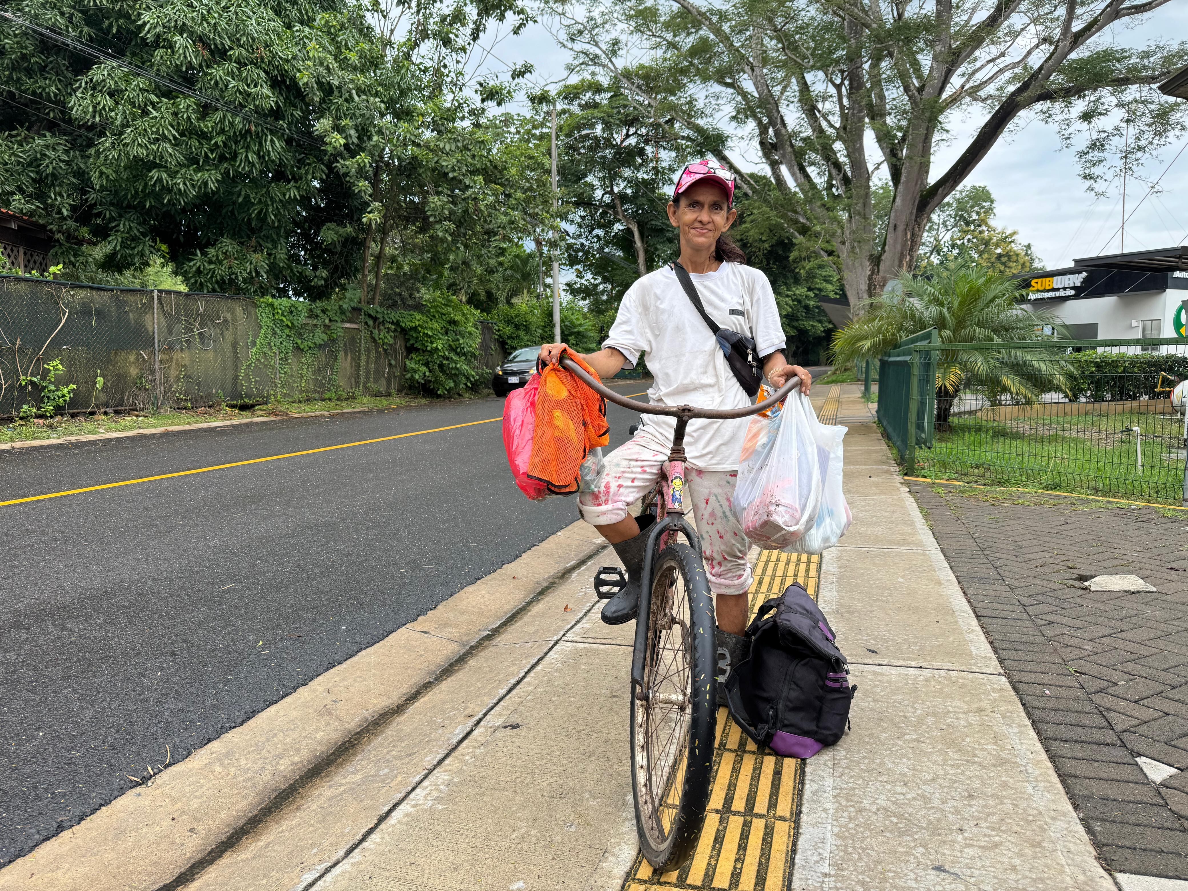 Darling sale todos los días a las 6 a.m., a ofrecer sus productos.