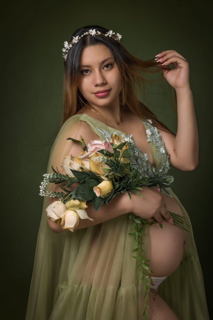 Una mamá de 21 años, Darling Peralta, llora desconsolada y sin parar porque el bebito de 40 semanas se le murió en la pancita. Denuncia que su bebito falleció por negligencia de los doctores del Hospital San Rafael de Alajuela