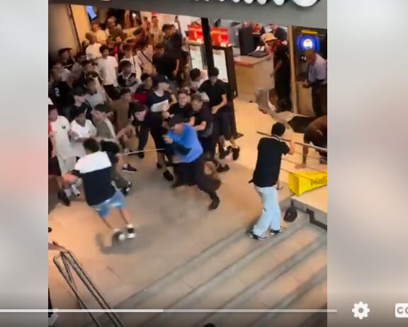 Pleito en Plaza Real