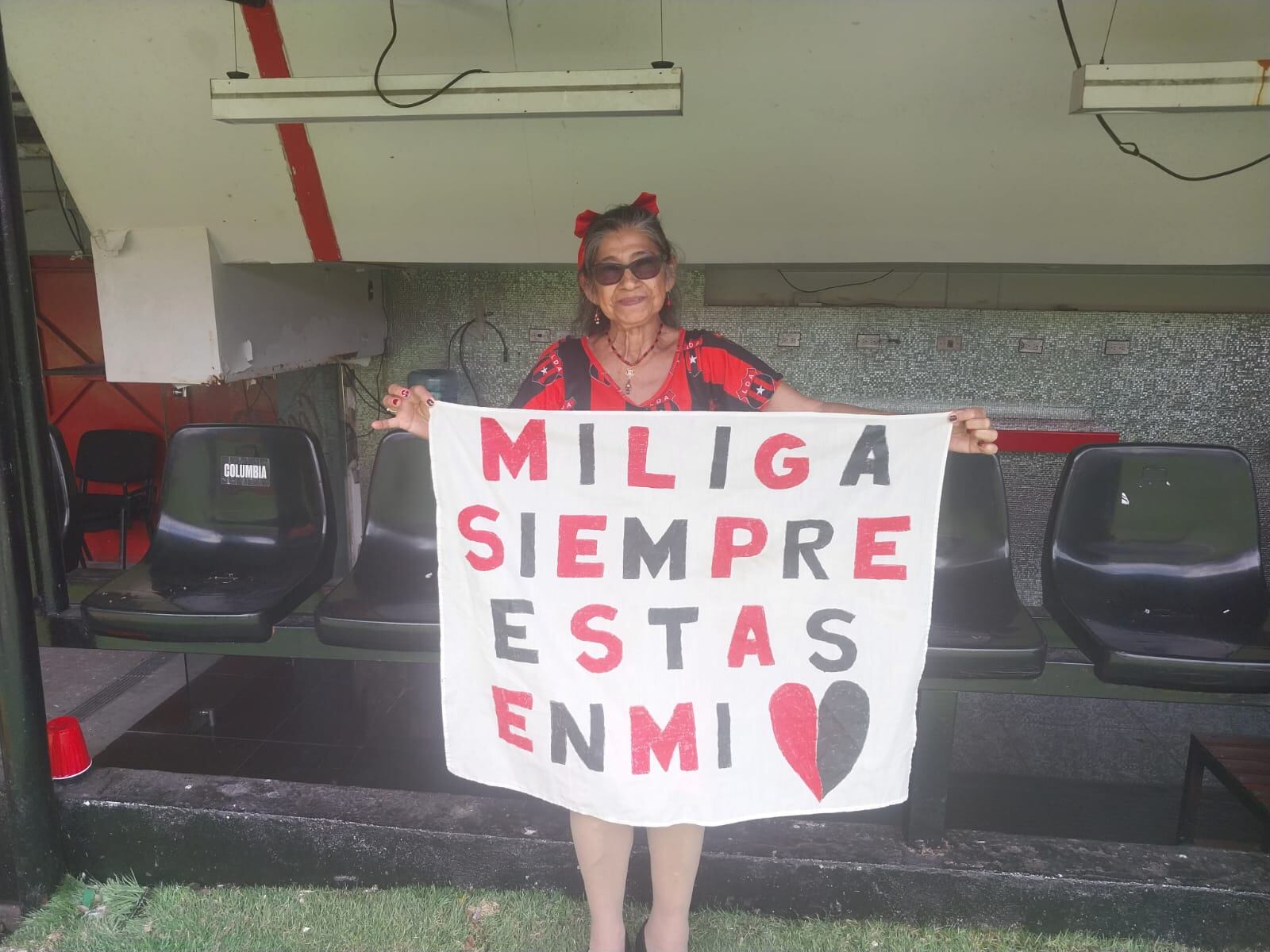 Mercedes Reyes, aficionada de Alajuelense fue a la asamblea con un vestido de la Liga