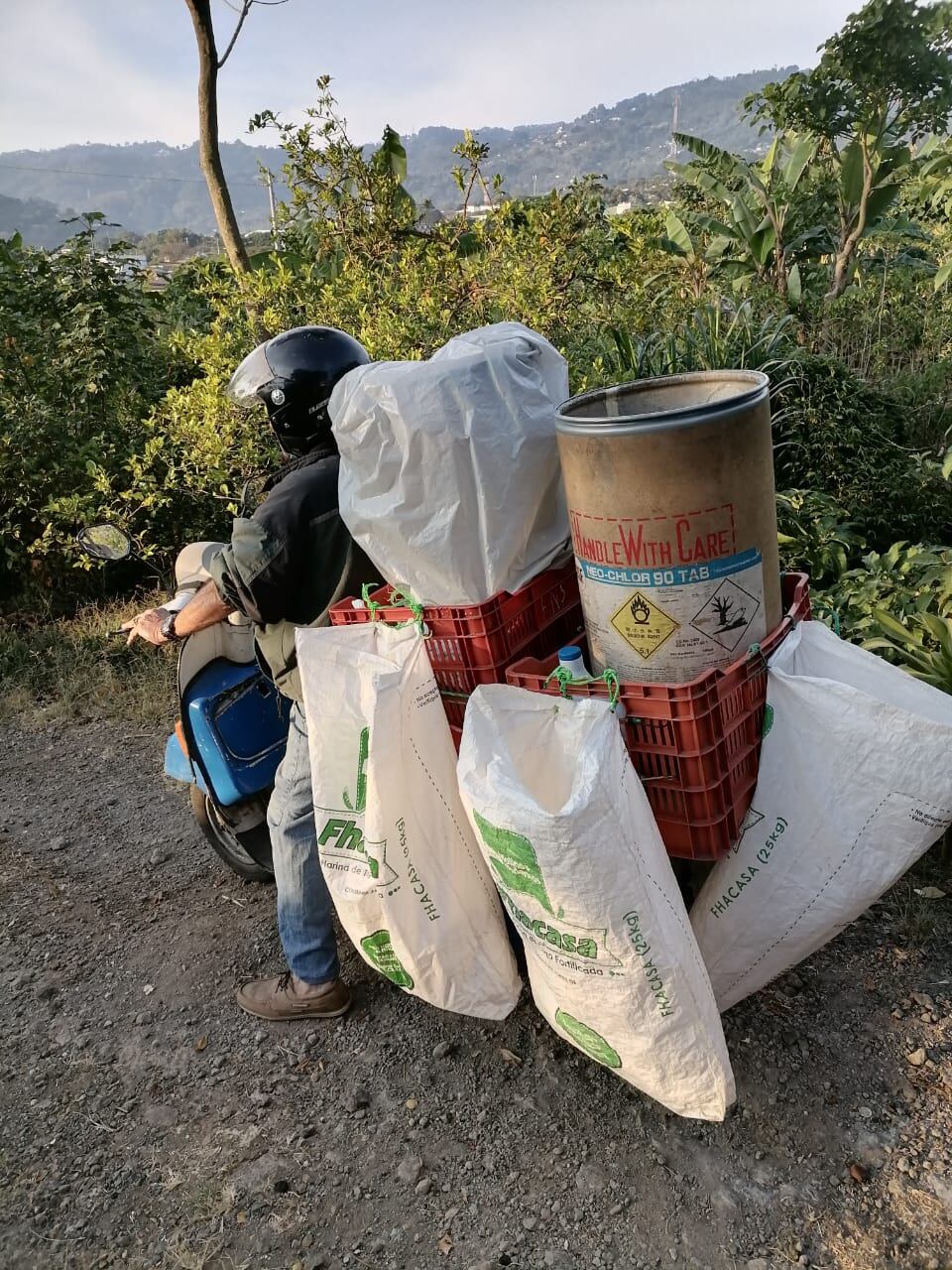 William Madriz Carranza es un artista. Casi nadie entiende cómo logra cargar su moto Vespa con más de 100 bollos de pan e irse a repartirlos con un equilibrio perfecto y hasta sacándole aplausos a la gente que lo ve llegar cargaditico.