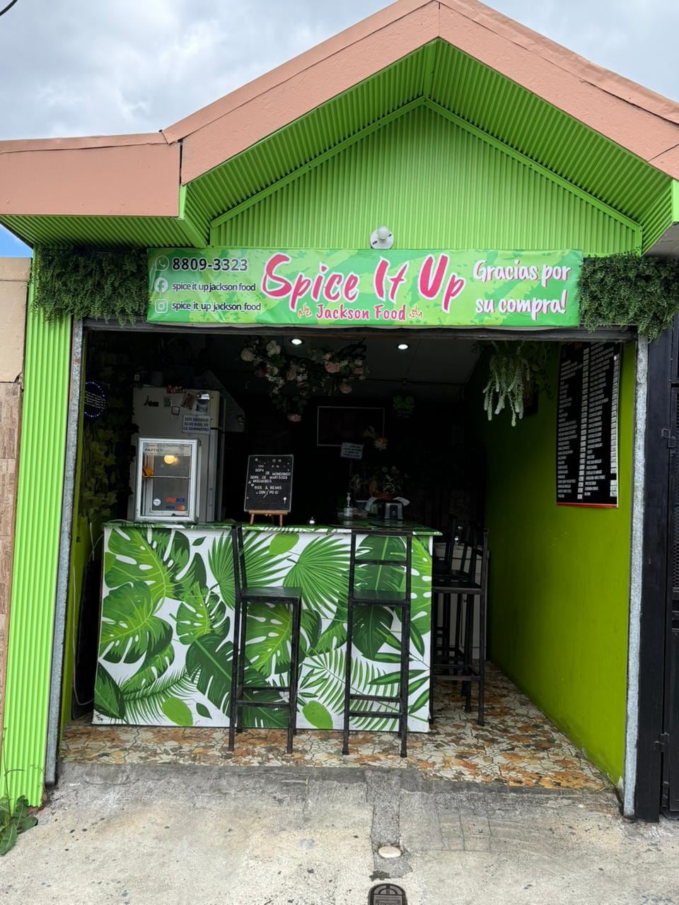 Patricia Espinoza Jackson (conocida como doña Jackson) y su esposo Leonardo Matarrita, creadores del famoso “Raicetty”, una mezcla explosiva entre el rice and beans y el paty tradicional