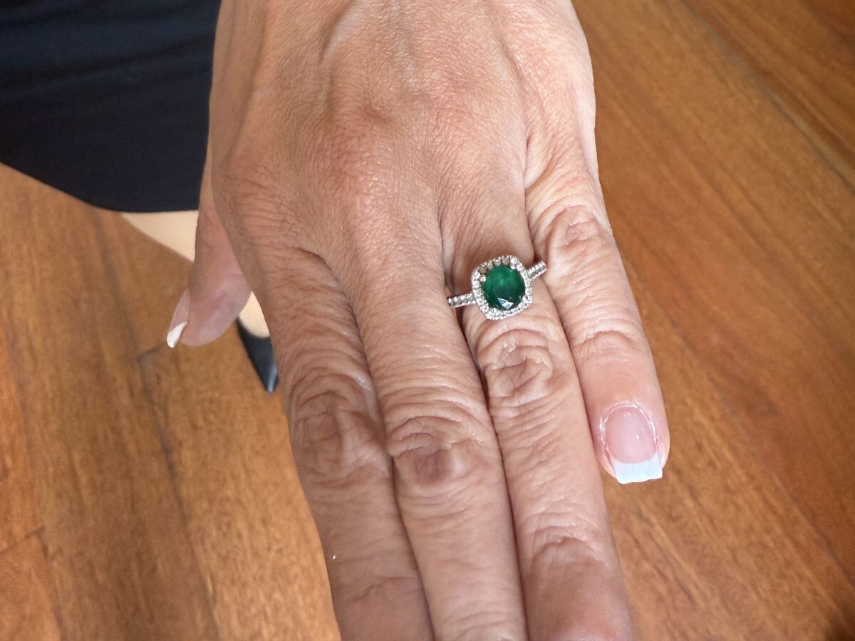 Vea que preciosura de anillo, como estos nos se ven todos los días.