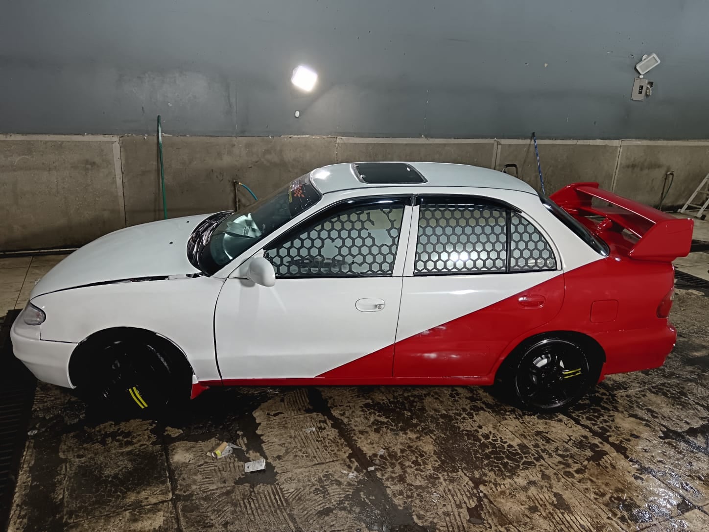 Carmelo, el Accent 94 que parece auto de carreras, pero que rueda en las calles