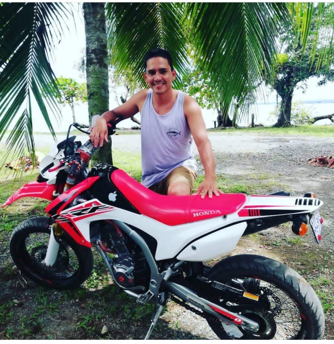 Kimberly reconoció que se trataba de la moto de Greivin por una calcomanía que este le había pegado. Foto Facebook.