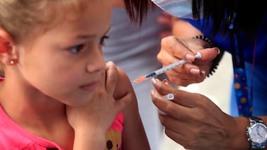 Gobierno anuncia llegada de vacunas anticovid para niños, pero hay un problema con el medicamento