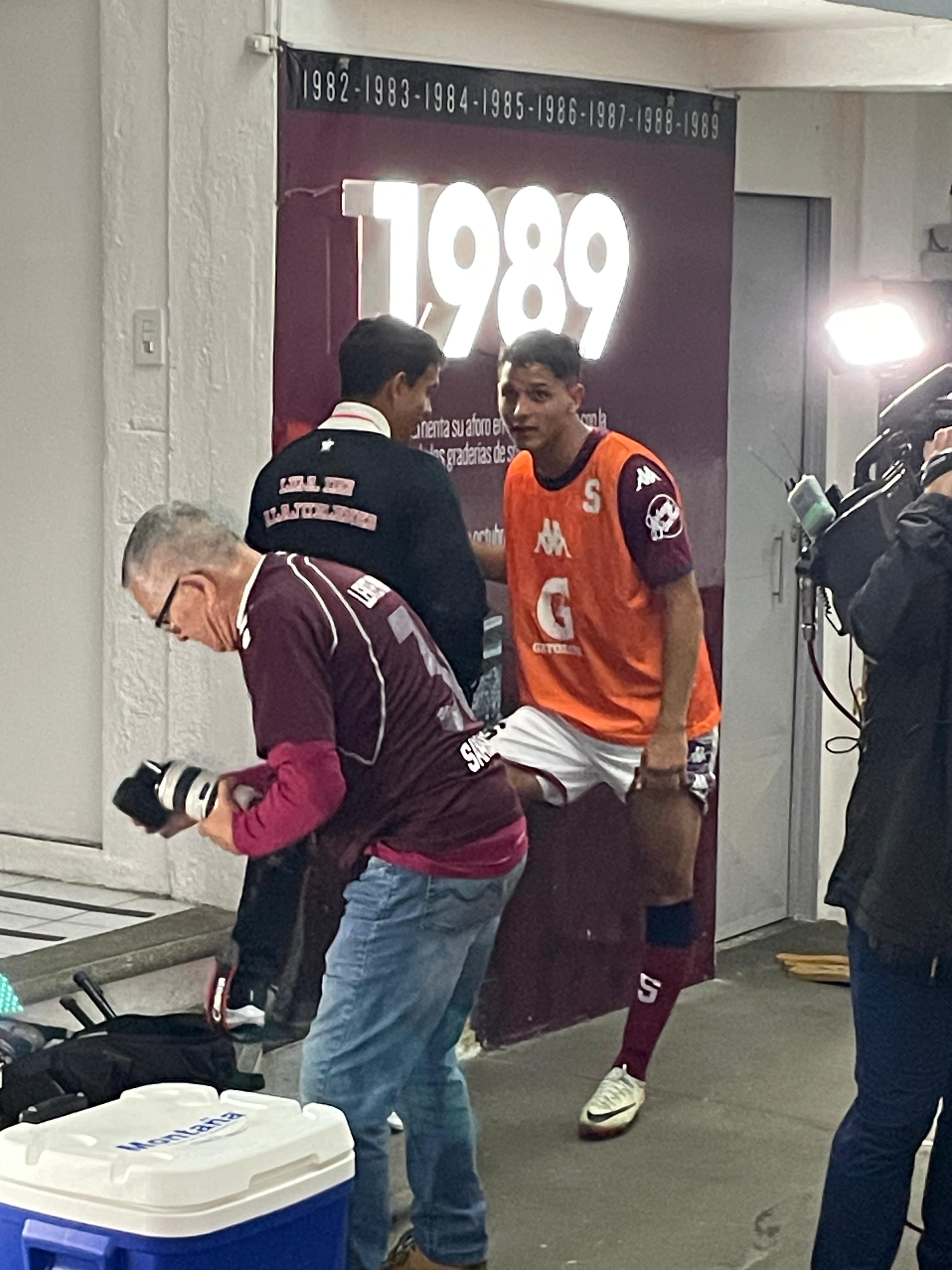 Warren Madrigal se tomó unos minutos para conversar con Aaron Suárez de Alajuelense.