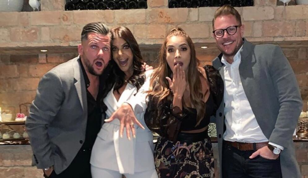 Jalé Berahimi y Mauricio Hoffmann están enfrentados por un logo de un salón de belleza.