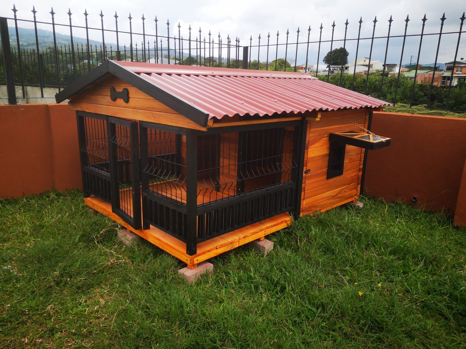 Roberto Méndez hace unas casas para perros preciosas