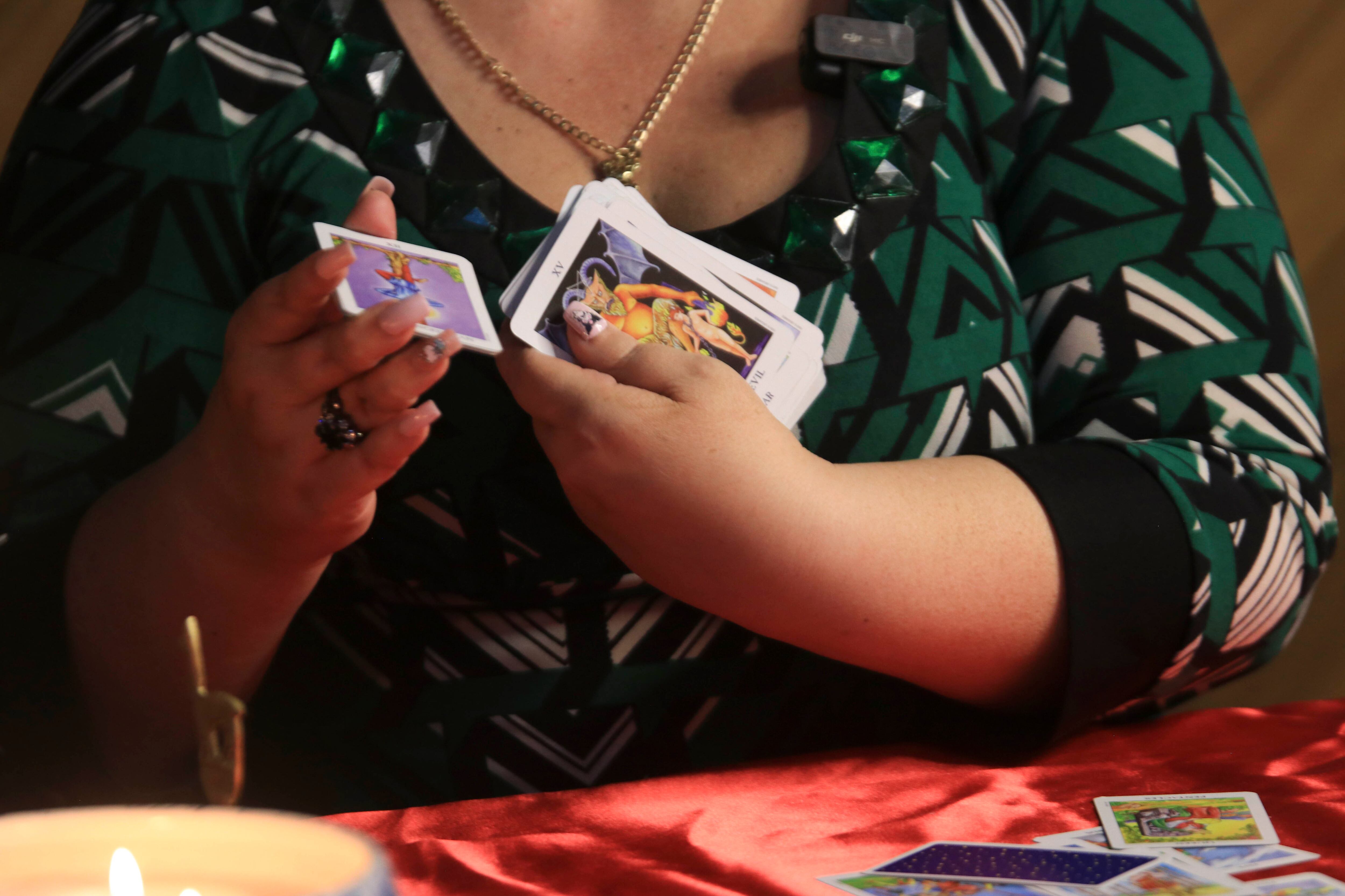 2-mayo-2025 Visita a la MitzI Tarot para conocer, según las cartas, cual es el futuro del Club Sport Cartagines y el Deportivo Saprissa
En la foto: Mitzi Bonilla, conocida como Mitzi Tarot
Foto: Jonathan Jiménez Flores