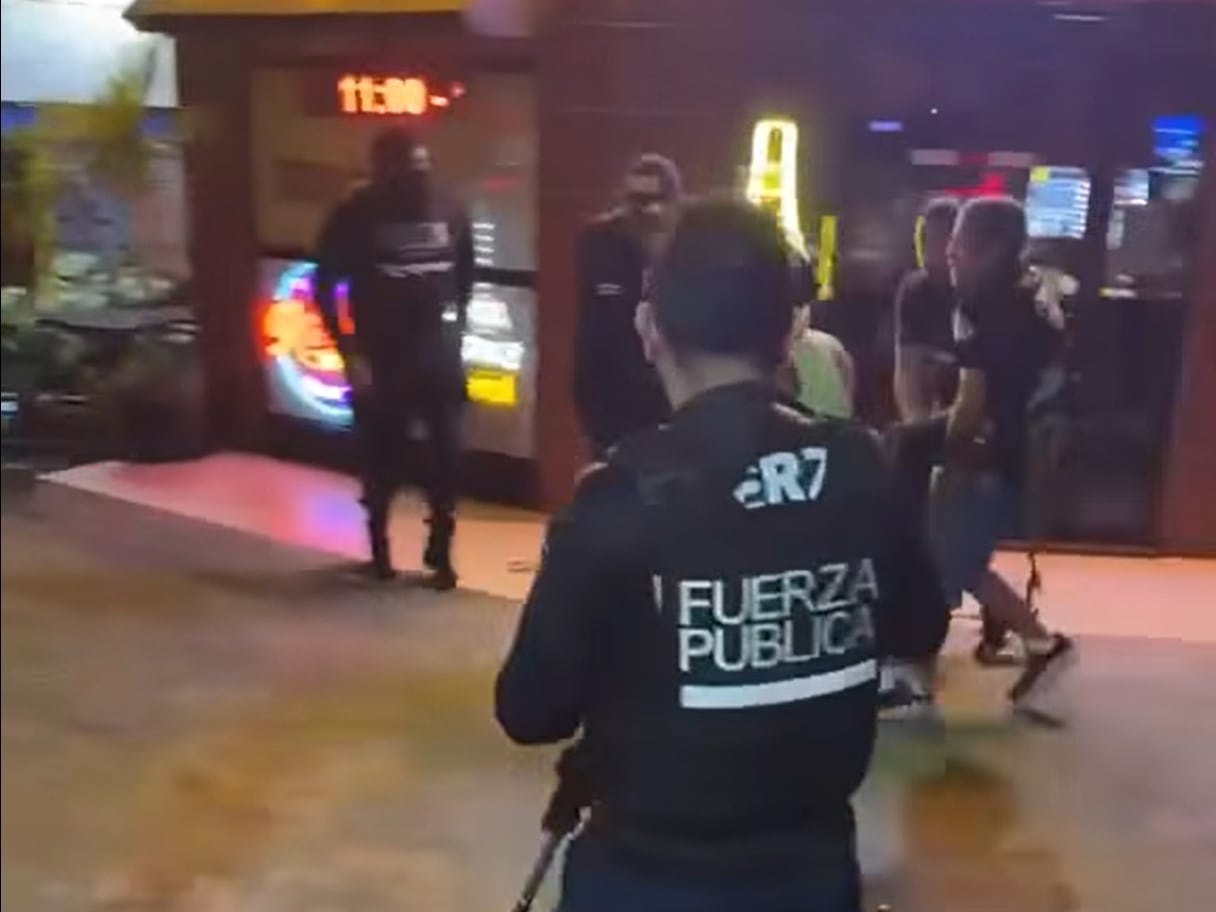 Varias personas trataron de ayudar a los hombres baleados en el ataque. Foto Facebook.