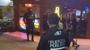 Balacera en parqueo de conocido bar termina con un hombre muerto y otros 2 heridos de gravedad en Paso Canoas