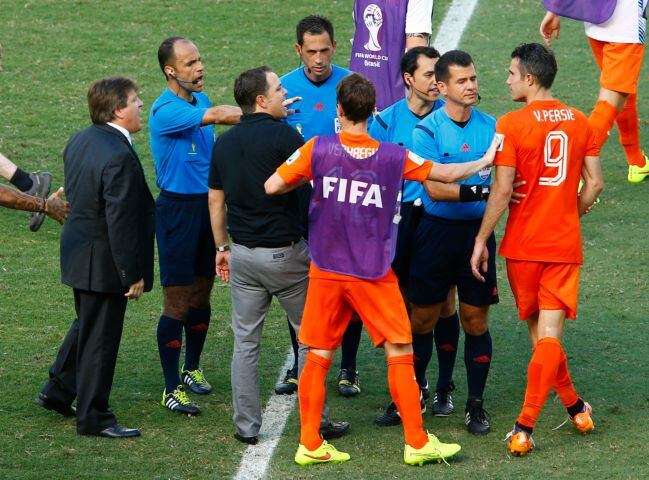 Miguel Herrera enjachó a Robin Van Persie durante el mundial Brasil 2014. Foto: Reuters.