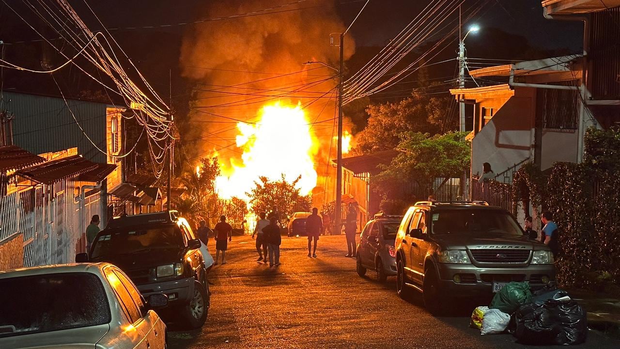 Bomberos y Cruz Roja Costarricense atendieron un incendio estructural en Santa Eduviges, Guadalupe, donde se reportó al menos una persona atrapada dentro de la vivienda afectada. Fotografía: