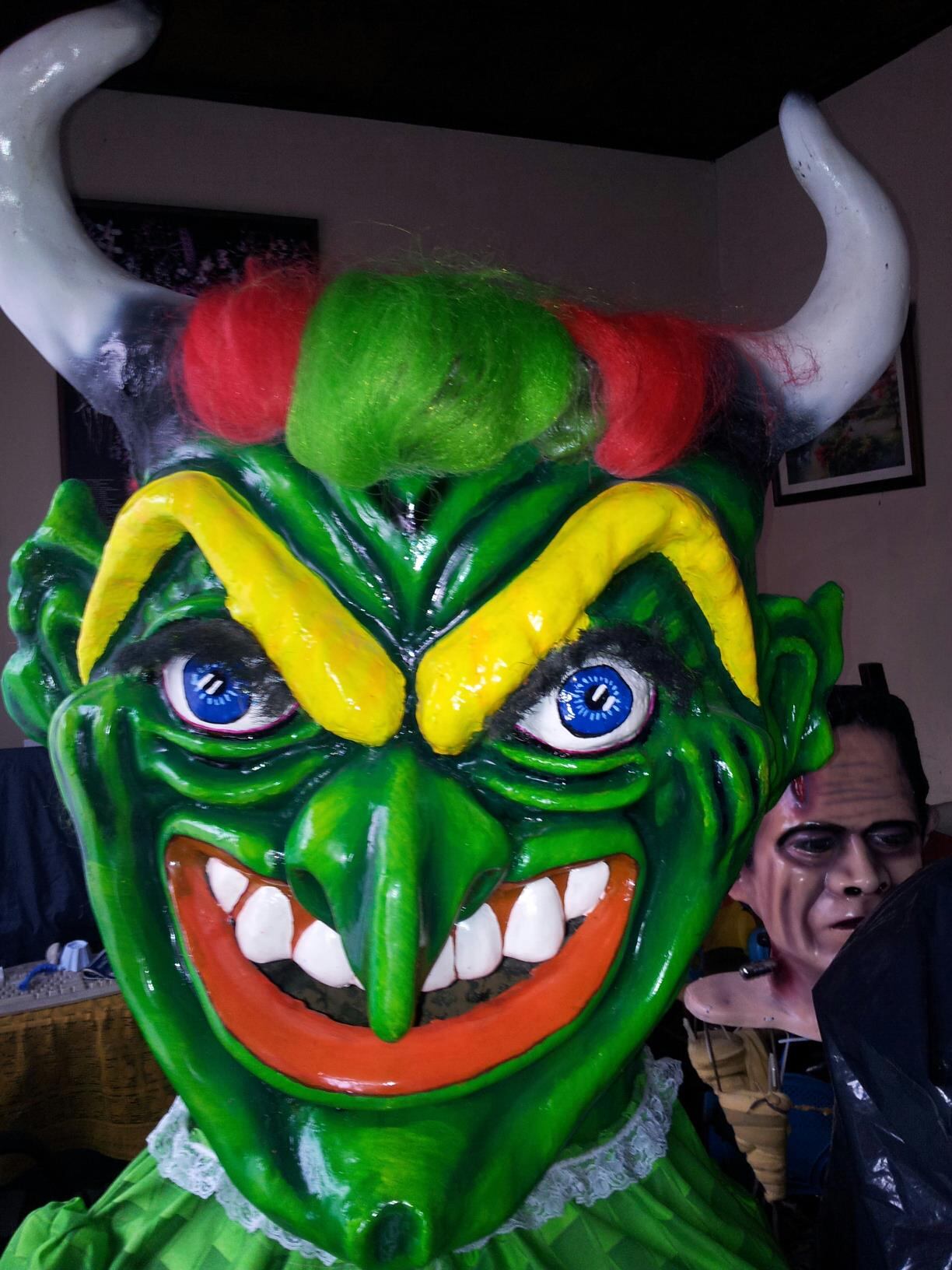 Mario Ledezma Alfaro quien tiene 72 años de edad, es nativo del puro corazón de Heredia y su primera máscara la hizo a los 12 años, fue una calavera, semanas después hizo la segunda, el Pisuicas y a partir de ahí se “enamoró” de este personaje tan fundamental en toda mascarada.