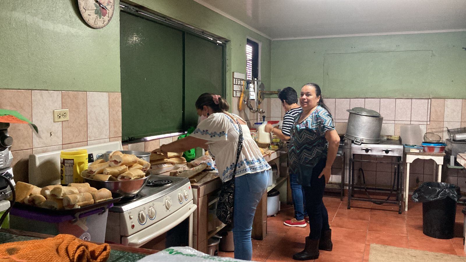 Evacuan a vecinos de La Tabla, en San Rafael Abajo de Desamparados. Foto Silvia Coto.
