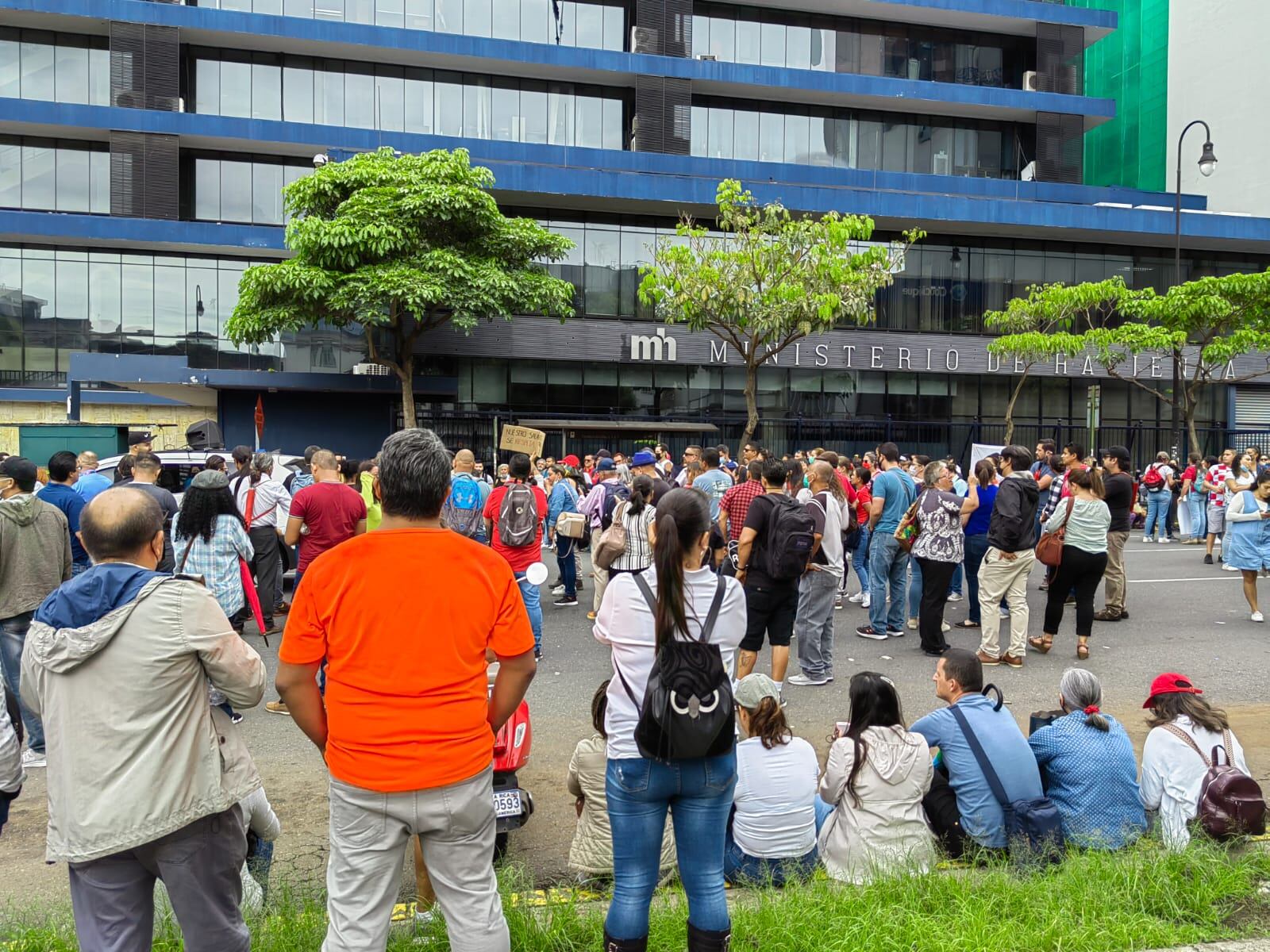 Varias decenas de educadores del país se tiraron a la calle este 17 de mayo para exigir el pago de sus salarios