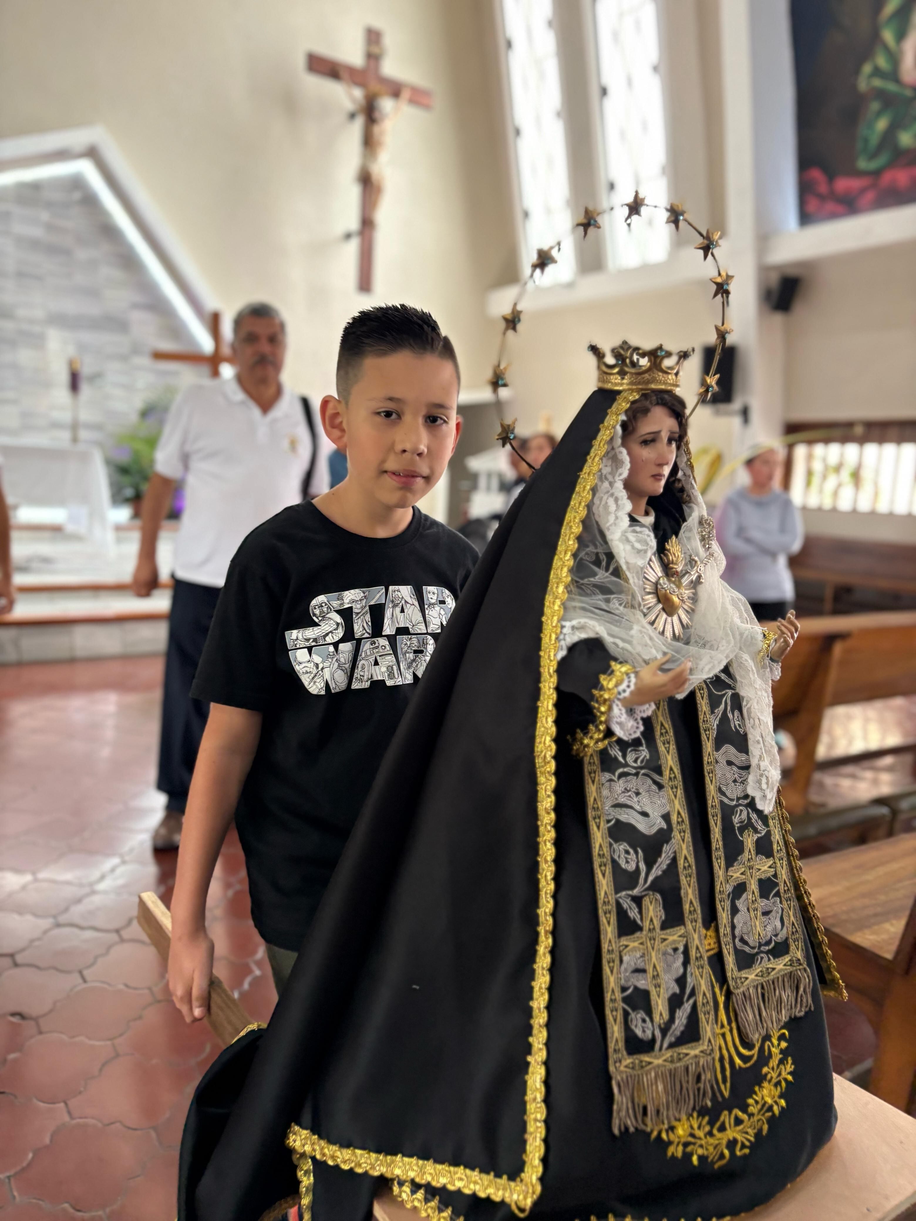 Un “Jesucristico en el sepulcritico”, una “virgencita de los dolorcitos”, un “Nazarenito”, entre otras imágenes pequeñitas, fueron cargadas por niños de la parroquia San Rafael Arcángel de San Rafael Arriba de Desamparados. En la imagen, el niño Ismael Arroyo carga la imagen de la Dolorosa.