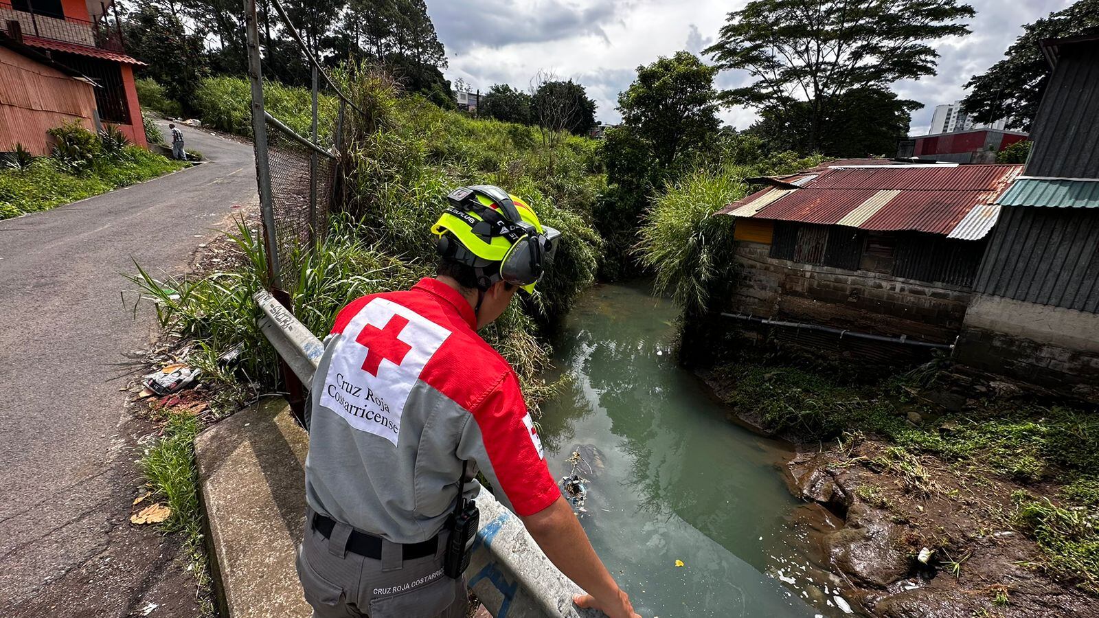 Cruz Roja busca en Copey de Tibás a hombre arrastrado por alcantarilla. Foto Alonso Tenorio.