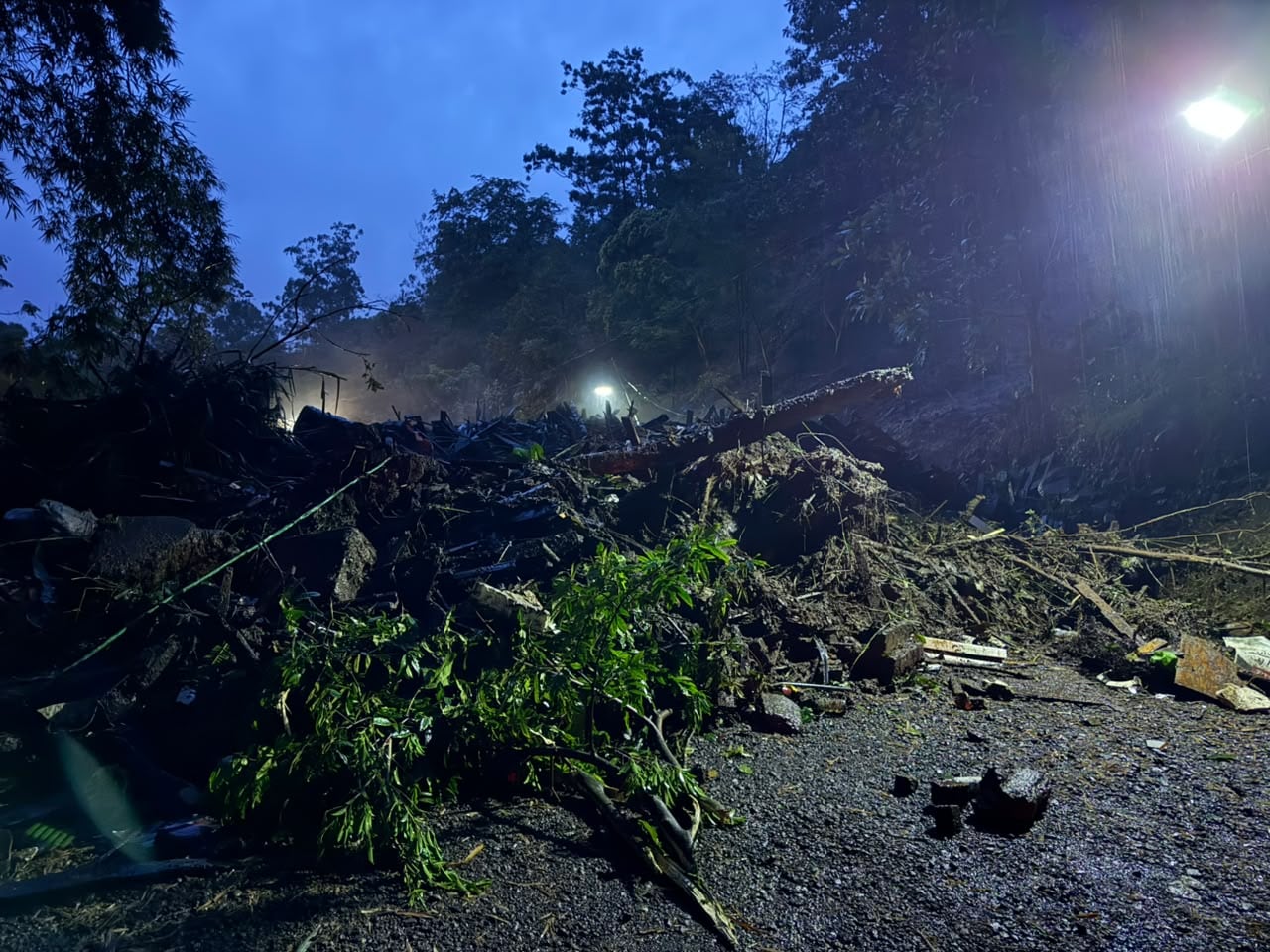 Barro y escombros obstruyen la salida de 21 personas que se encontraban en un local en Bolívar de Grecia, en Alajuela