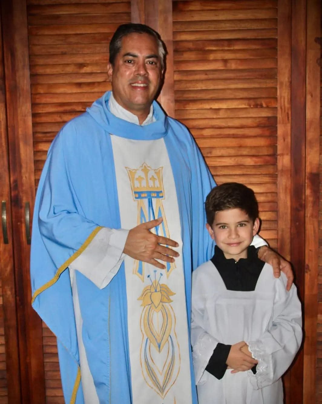 Mateo, el milagrito de San Ramón Nonato que volvió a la vida tras 6 minutos sin respirar y hoy es monaguillo. En la foto con el padre Óscar Céspedes.