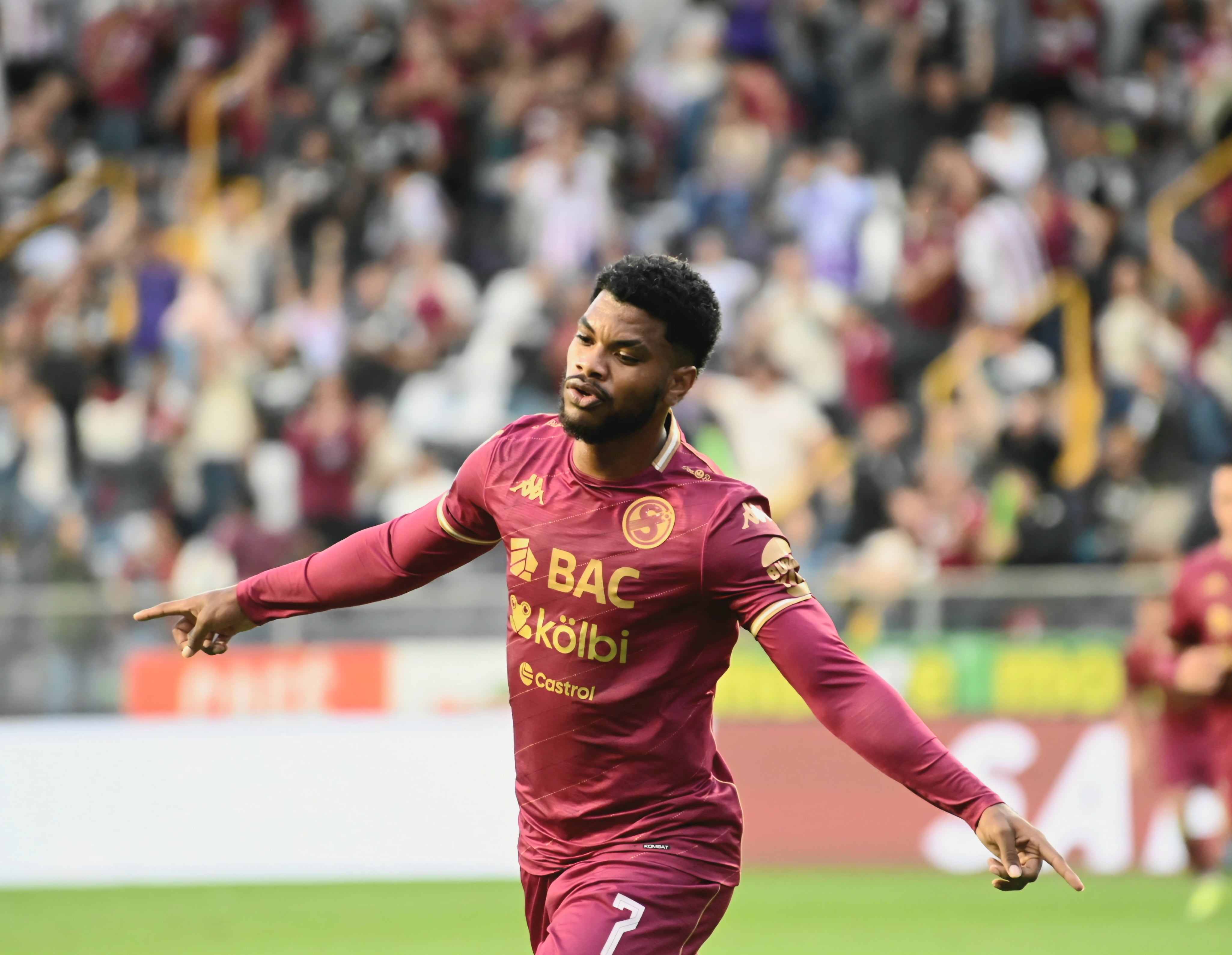 02 de agosto del 2026. Estadio Ricardo Saprissa. 16:00 hrs. El Deportivo Saprissa se enfrenta al San Carlos FC en la jornada 2 del Torneo de Apertura 2026 del Campeonato Nacional de fútbol de la Primera División. En la foto: los técnicos Hernán Medford y Walter Centeno y acciones importantes del juego. Foto: Albert Marin.