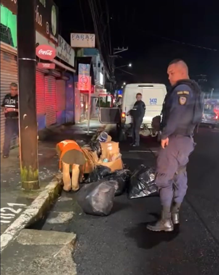 Hombre que rompía bolsas de basura en Ciudad Quesada. Foto Randall Picado/Facebook.