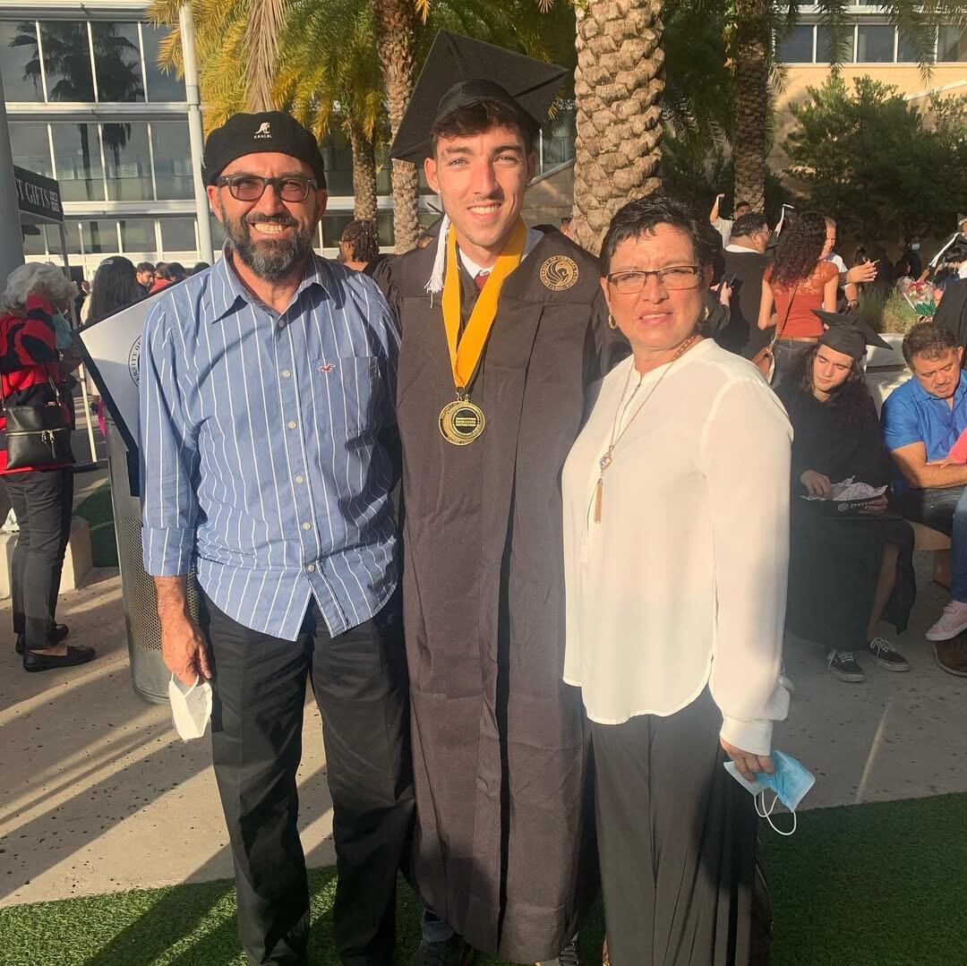 Carlos y Flor, los padres de Mauricio Villalobos hablan de los sacrificios que hizo su hijo para regresar al Saprissa. Instagram Mauricio Villalobos.