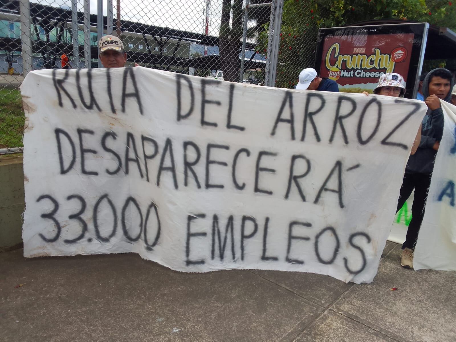 Un grupo de productores arroceros de todo el país protesta este jueves 8 de diciembre frente al ministerio de Agricultura y Ganadería (MAG), en San Jose, para mostrar una vez más el grave daño que les está provocando la Ruta del Arroz, impulsada por el actual gobierno