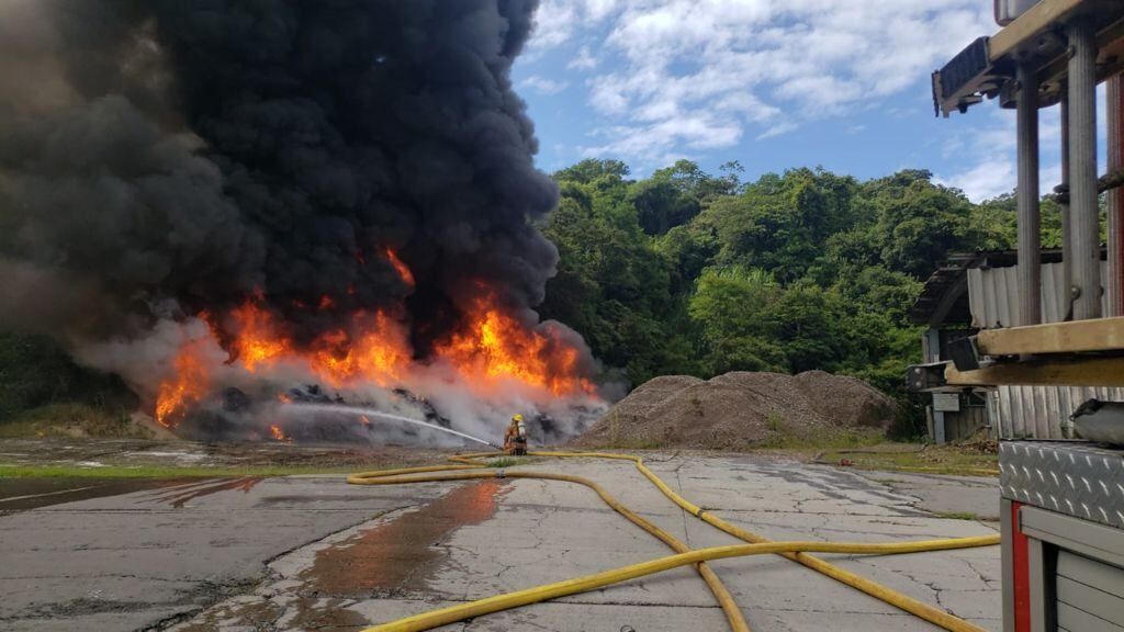 Incendio en deposito de llantas en Desamparados. Foto Bomberos.