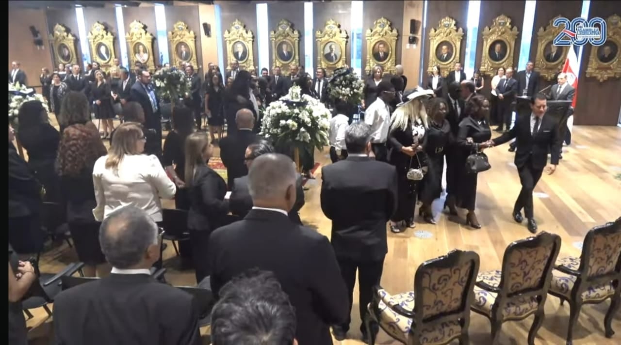 Cuerpo de Eduardo Cruickshank llegó a la Asamblea Legislativa y Rodrigo