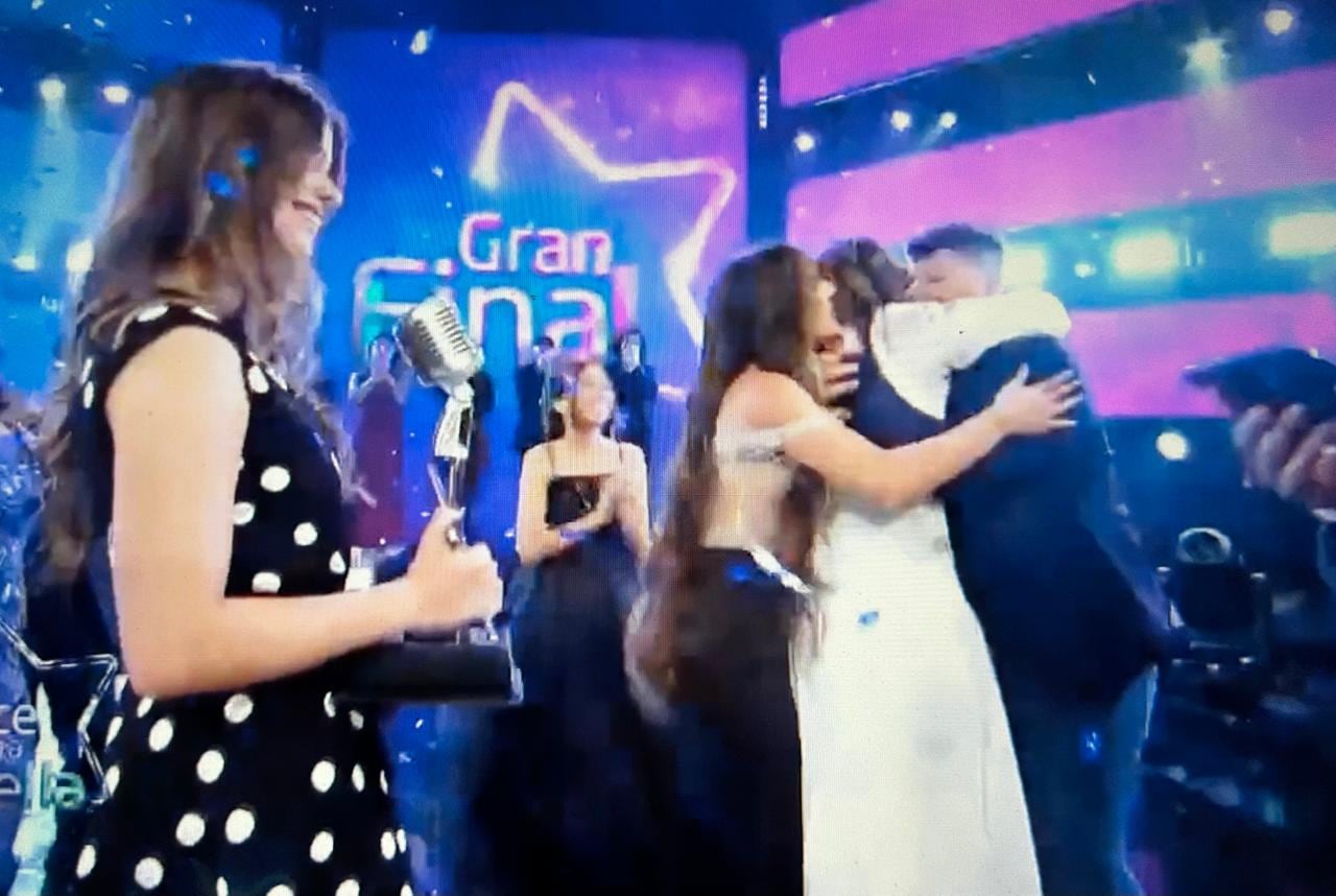 ¿Quién es la guapa joven que entregó el trofeo al niño ganador de Nace una estrella?