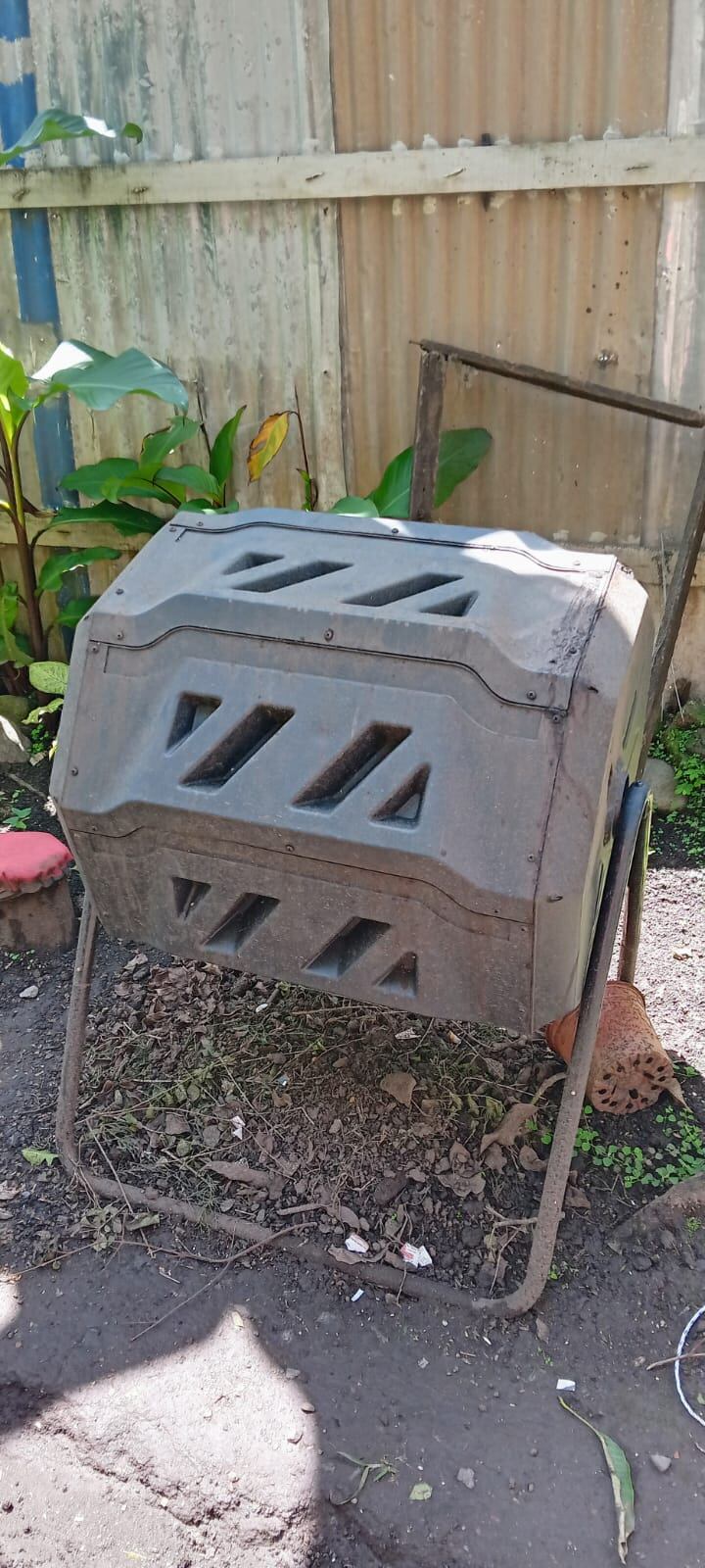 La niña Miha Spiller Ugalde, quien vive en el barrio Brasil de San José, es feliz regalándole confiticos y saludando a los recolectores de basura de la municipalidad de San José que pasan por su casa