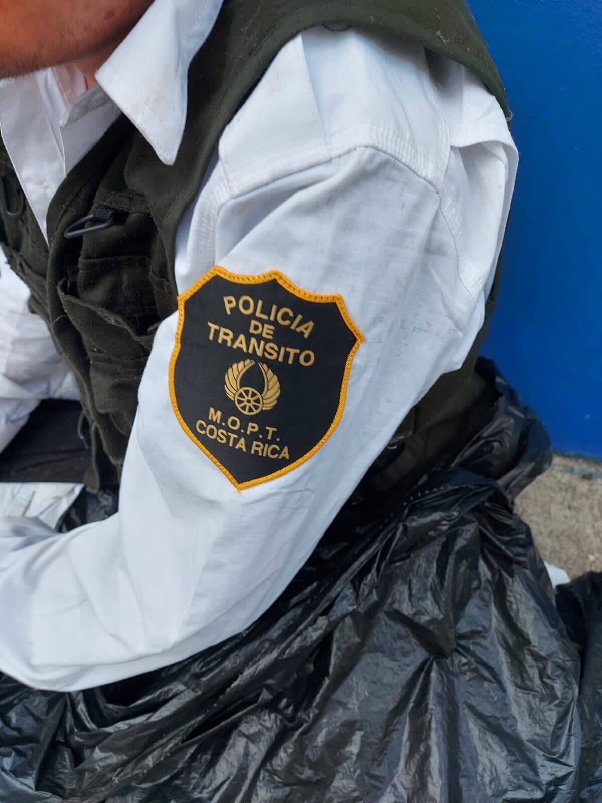El indigente dijo que encontró las camisas tiradas en un basurero. Foto cortesía.