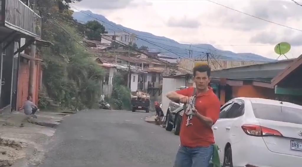 Los sujetos salen de un propiedad para encañonar a los agentes. Foto: Captura de video